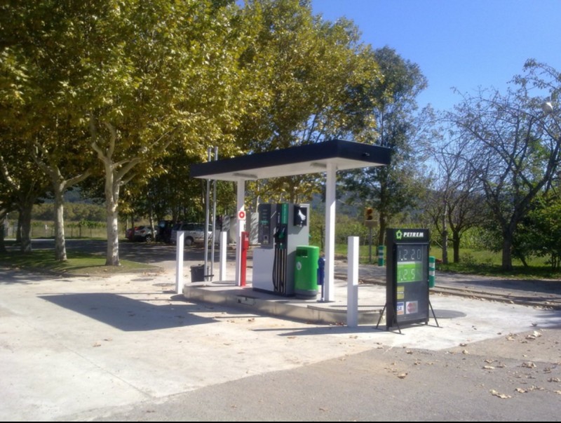 Una vista de les noves instal·lacions de provisionament de benzina i gasoil a Can Trona, seu de la cooperativa. J.C