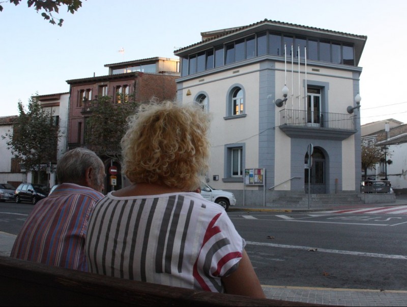 Dos veïns miren l'edifici de l'Ajuntament de Masquefa ACN