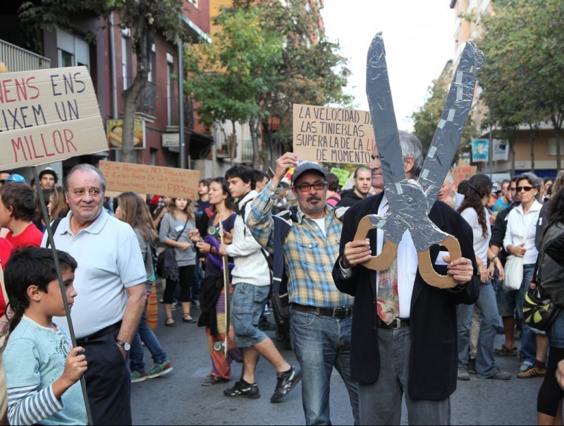 Els “indignats” de Girona es van manifestar durant més de dues hores pels carrers de la ciutat JOAN SABATER
