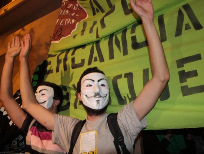 Un grup de manifestants del 15-O ocupa un bloc d'habitatges a Barcelona ACN