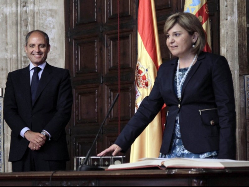 La consellera Bonig el dia de la seua presa de possessió davant el president Camps. ARXIU