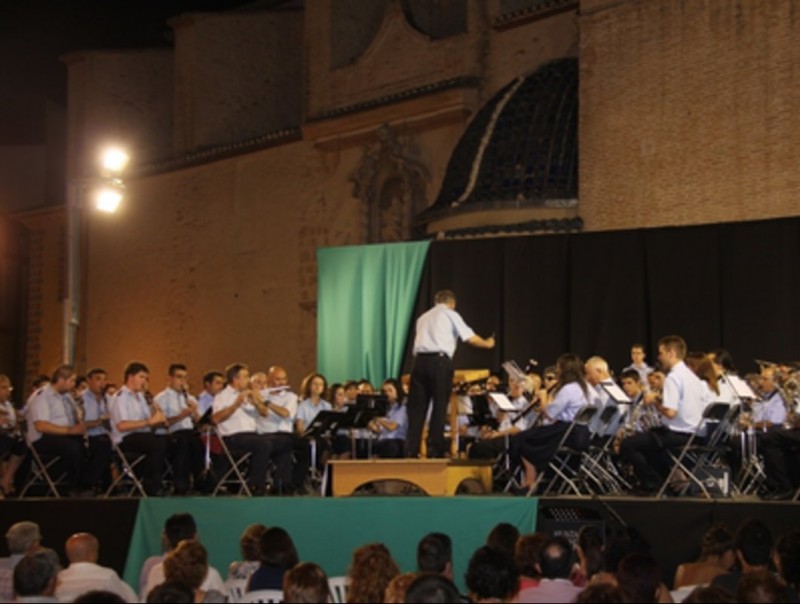 Imatge d'un concert oferit a la plaça de l'Església per la UMT. ARXIU