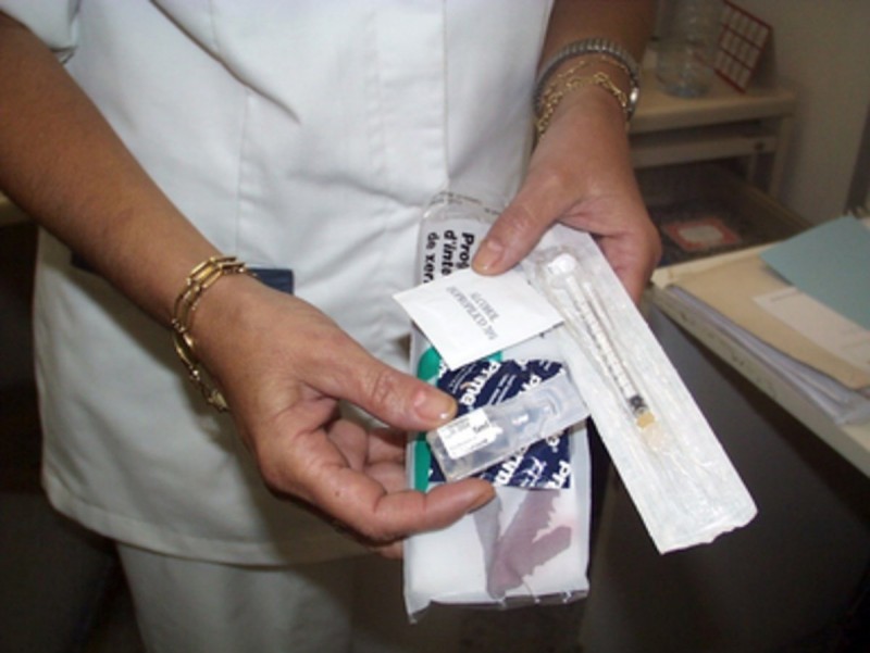 Una infermera mostra jeringues i altres medicaments. ARXIU