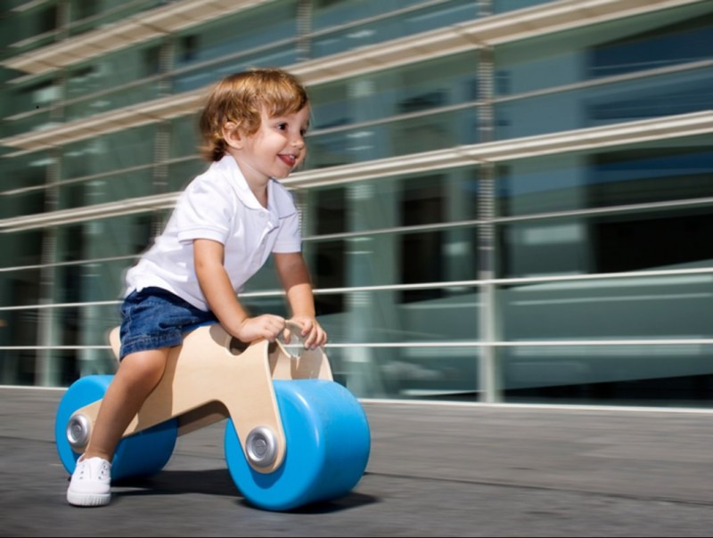 El disseny de la moto per a infants de l'empresa Glodos, que s'allunya del plàstic i incorpora la fusta. ACN