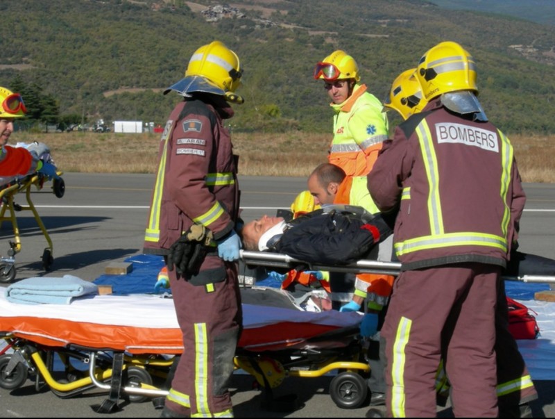 Bombers traslladant un ferit durant el simulacre de l'aeroport pirinenc. PROTECCIÓ CIVIL