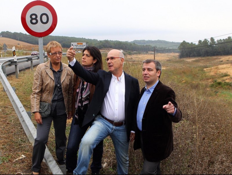 Duran, amb Dolors Rovirola i els diputats Coralí Cunyat i Jordi Xuclà, amb les obres de l'N-II aturades. JORDI RIBOT / CLICK ART