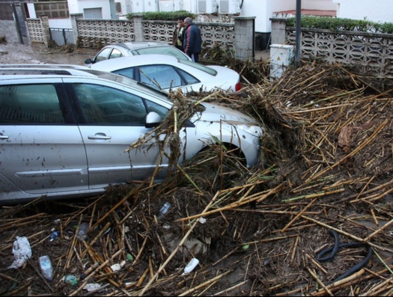 Diferents vehicles han quedat totalment rodejats pel fang i la canyissa a Salou MARC CERVELLÓ / ACN