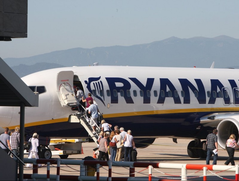 Un avió de Ryanair a l'aeroport de Girona-Costa Brava, moments abans d'enlairar-se LLUÍS SERRAT