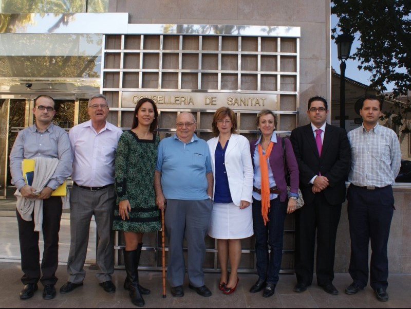 Els representants d'Alaquàs a les portes de la conselleria de Sanitat. CEDIDA