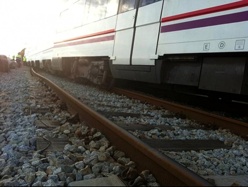 El tren descarrilat a l'estació de Sant Pol de Mar TWITTER @TESCANDELL