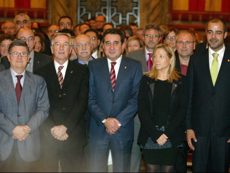 Els cent alcaldes que formen part del nou Consell de Governs Locals es van fotografiar ahir la vicepresidenta de la Generalitat, Joana Ortega, ahir al matí a l'Ajuntament de Barcelona. Q.PUIG
