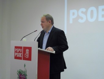 El síndic portaveu dels socialistes en conferència de premsa. EL PUNT AVUI