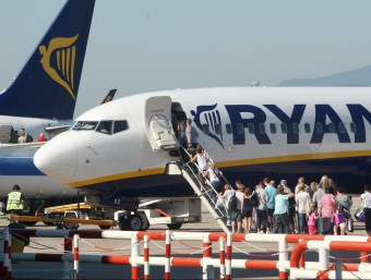Viatgers pujant en un avió de Ryanair a l'aeroport Girona-Costa Brava. LLUÍS SERRAT
