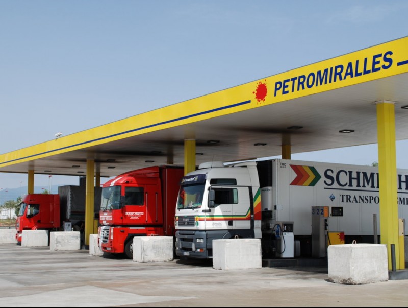 El negoci de Petromiralles va començar fa 44 anys amb una benzinera de poble.  L'ECONÒMIC