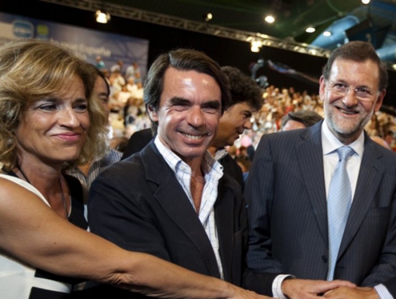 Aznar i la seua muller, Ana Botella, en un acte electoral recent amb Rajoy. EFE