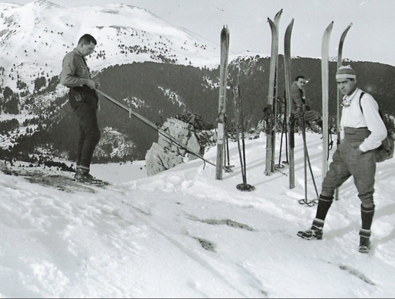 Excursionistes amb esquís a la Molina el 1926, quan l'estació encara no existia. ARXIU ISARD FORRELLAT