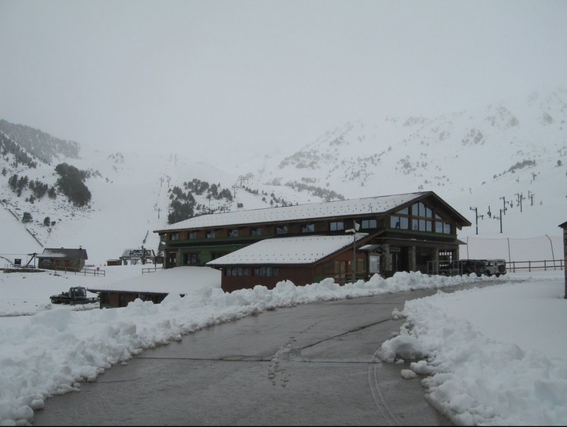 L'accés a sota pistes de Vallter 2000. Les darreres nevades han emblanquinat les cotes més altes amb gruixos de fins a mig metre. EL PUNT