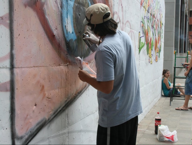 Un jove pinta un grafit en un mur, en una imatge d'arxiu. ELISABETH MAGRE