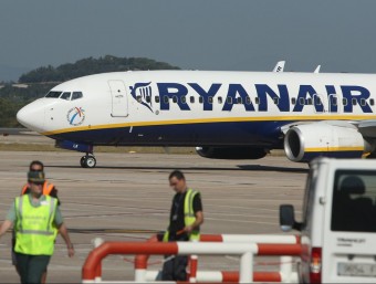 Un avió de la companyia Ryanair, operant a la pista de l'aeroport de Girona. LLUÍS SERRAT