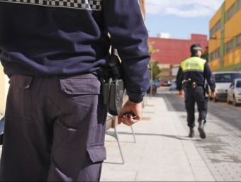 Efectius de la policia local realitzen tasques de vigilància de barri. CEDIDA