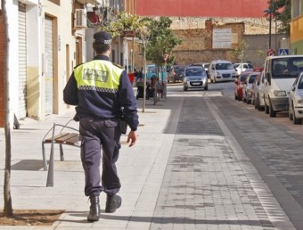 La policia local realitza patrulles per alguns carrers de la vila. EL PUNT-AVUI