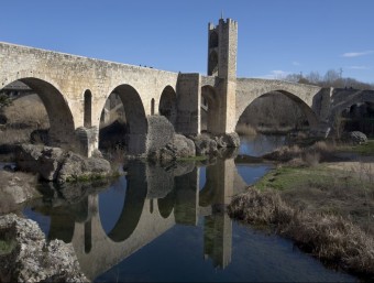 El pont fortificat de Besalú, exemple del patrimoni arquitectònic vinculat al Fluvià. EL PUNT AVUI