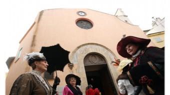 El diumenge, la desfilada de la confraria dels joiers de Perpinyà és acompanyada d'un seguici de amb vestits d'època al qual els veïns estan convidats a participar.