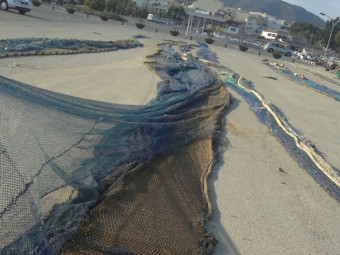 Les xarxes d'una embarcació d'arrossegament de la Ràpita estripades per les pedres. CEDIDA