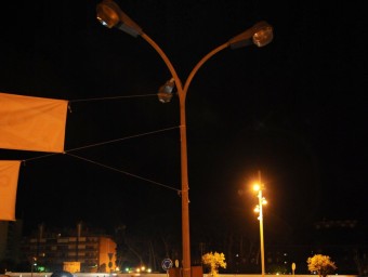 El llum, amb tres braços apagat, està situat al costat de la nova rotonda d'entrada al municipi. QUIM PUIG