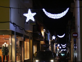 Un carrer de Cunit amb l'enllumenat nadalenc, en una imatge d'arxiu AJUNTAMENT DE CUNIT