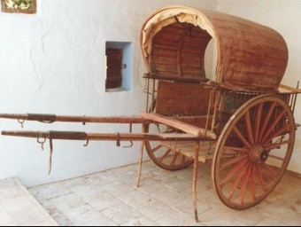 Imatge del carro de llauradors de l'Horta existent a la quadra de la casa museu. ARXIU