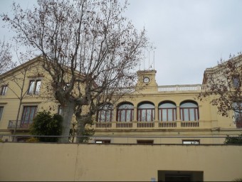 La façana de l'edifici central de l'escola de teixits que va ser fundada l'any 1922 per la Mancomunitat de Catalunya E.F