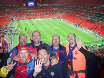 Socis de la penya celebren la quarta copa d'Europa de la història del Barça, aconseguida al mateix escenari que la primera, l'estadi londinenc de Wembley, el maig passat PB WEMBLEY 92