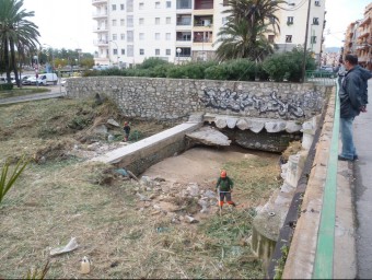 Uns operaris netejaven ahir al matí de canyes la riera de Sant Simó de Mataró LL.M