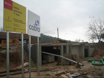 Una imatge d'ahir al migdia de l'edifici polivalent de Juià, en construcció. En la primera fase, es construirà l'escola bressol i la sala d'actes. JORDI FERRER