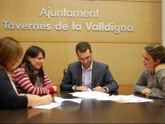 Moment de la signatura entre la municipalitat i l'Agrupament Escolta. CEDIDA