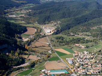 Una vista aèria de la carretera de Gombrèn a la zona de Campdevànol, que és on s'inicien les obres. EL PUNT AVUI