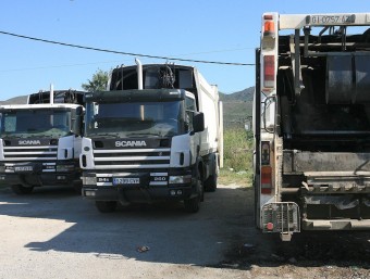 Una imatge d'arxiu dels camions de recollida d'escombraries a Llançà. MANEL LLADÓ