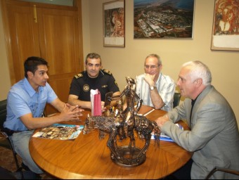 Reunió de l'alcalde de Tasco amb el d'Almussafes i funcionaris municipals. CEDIDA
