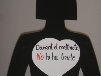 Detall d'una de les figures femenines repartides arreu del municipi de Palafolls amb missatges contra la violència de gènere. AJ. PALAFOLLS