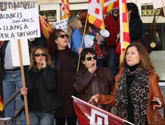 Una cinquantena de presones s'han concentrat aquest divendres al matí davant la seu de la Generalitat a Girona NEREA GUISASOLA / ACN