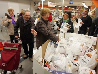 Campanya de recapte d'aliments d'aquest hivern pasat al supermercat Consum. EL PUNT- AVUI