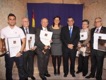 Els guardonats acompanyats pel conseller d'Hisenda i l'alcaldessa de Torrent. CEDIDA