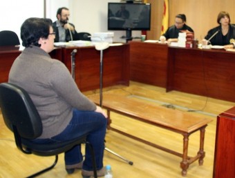 Garcia està acusada d'un delicte continuat de falsedat en document mercantil i d'estafa, entre el 2002 i el 2005 ACN