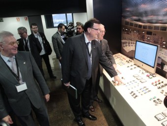 Mena participant en el joc interactiu que simula diverses situacions de risc a l'interior de la nuclear d'Ascó. JOSÉ CARLOS LEÓN