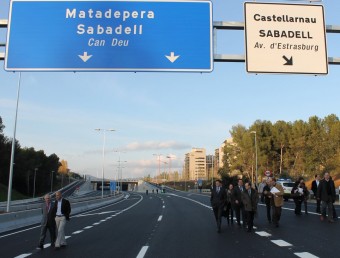 El conseller Recoder i l'alcalde Bustos, amb altres autoritats, passejant pel nou tram de 2,5 quilòmetres de la nova ronda Oest de Sabadell JORDI ALEMANY