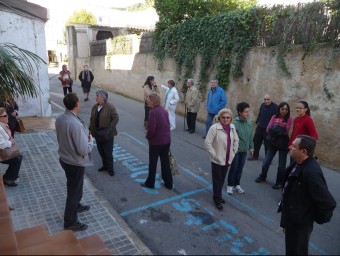 Un grup d'usuaris del bus urbà es van reunir ahir davant l'Ajuntament de Sant Cebrià per parlar amb l'alcalde, T.M