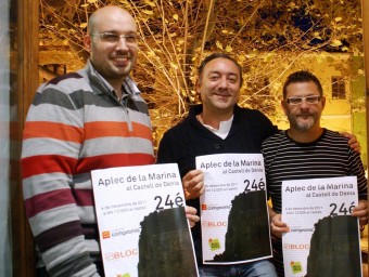 Militants del Bloc fan l'anunci de l'Aplec al Castell de Dénia. CEDIDA