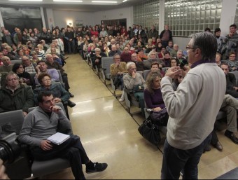 L'alcalde de l'Aldea ofereix el suport de l'Ajuntament als veïns que tenen els comptes bloquejats. JOSÉ CARLOS LEÓN