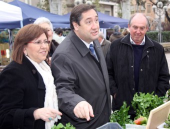 El conseller d'Agricultura, Josep M. Pelegrí, ha visitat aquest dissabte el nou mercat de venda directa de Tàrrega ACN